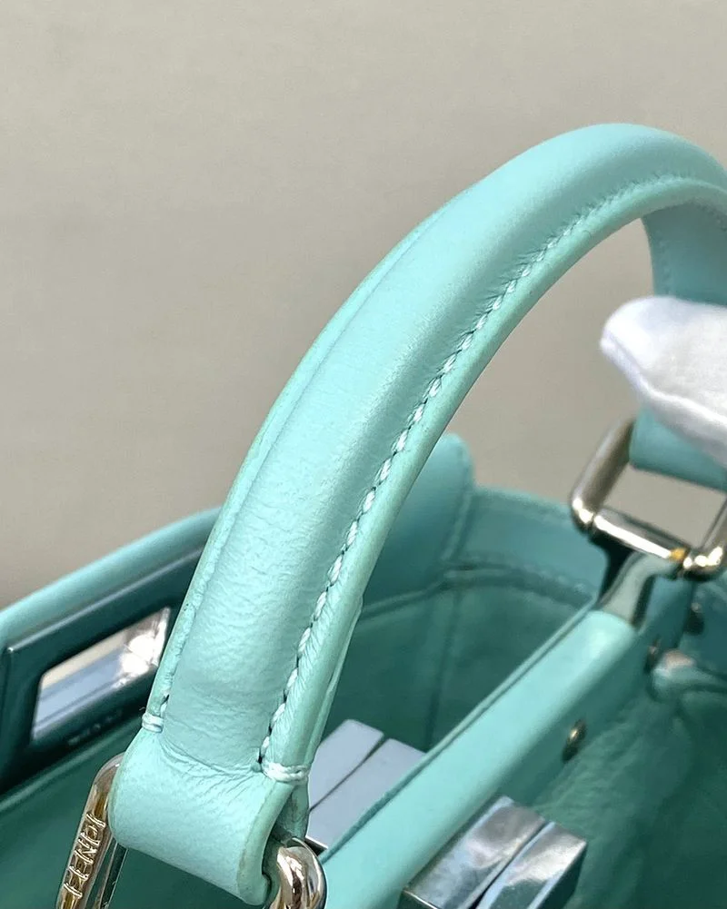日本未入荷フェンディ ピーカブー コピー ミニ レザー バッグ fek30712