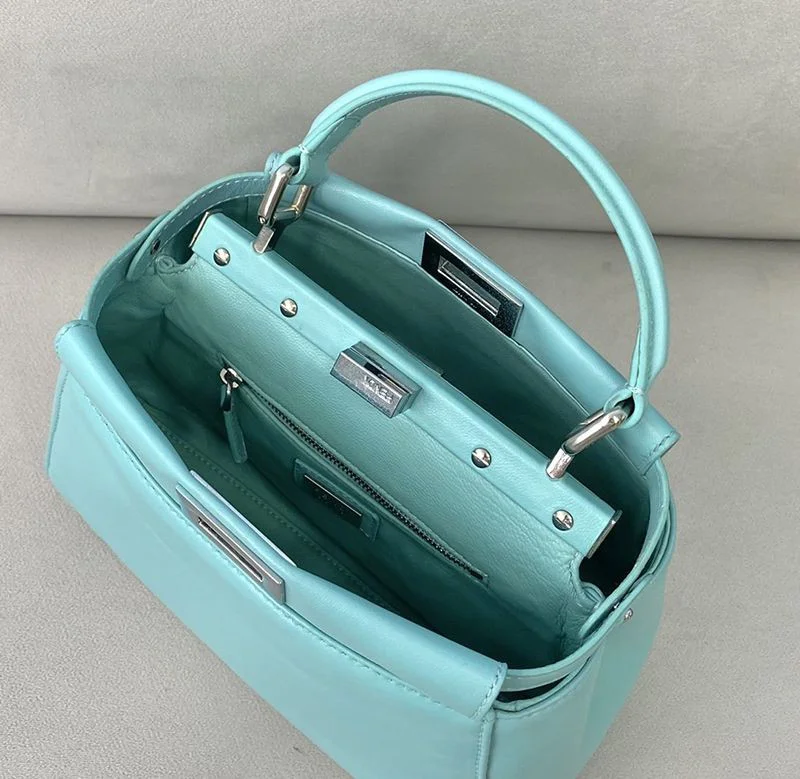 日本未入荷フェンディ ピーカブー コピー ミニ レザー バッグ fek30712