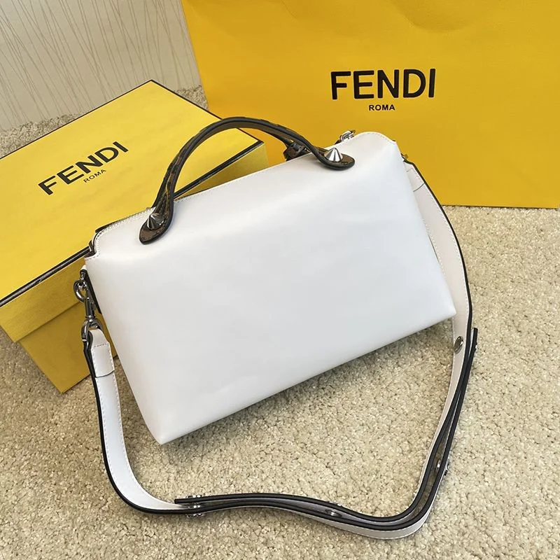 大人気!!新色フェンディ 偽物 バイ ザ ウェイ ミディアム レザー ボストンバッグ fek65311