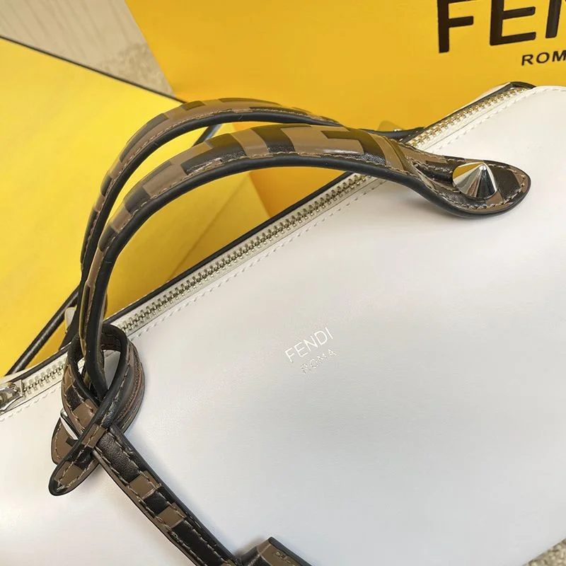 大人気!!新色フェンディ 偽物 バイ ザ ウェイ ミディアム レザー ボストンバッグ fek65311