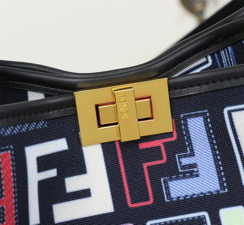 21AW新作フェンディ コピー ピーカブー アイシーユー ミディアム FFキャンバス バッグ fel26748