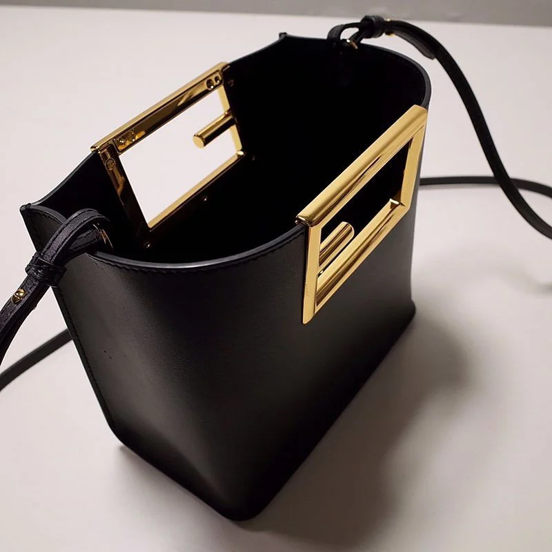 秋冬新作フェンディ ウェイ レザー バッグ コピー fep86505