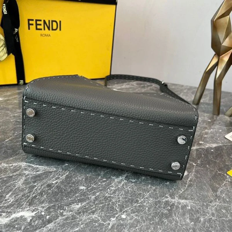 超希少！フェンディ コピー ショルダーバッグ feq29796