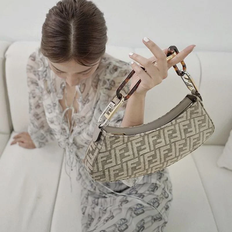 速達発送 フェンディ ショルダーバッグ 偽物 2Way ロゴ O LOCK SWING HOBO feq62460