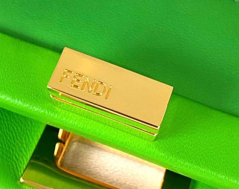 希少色フェンディ コピー ピーカブー ミニ レザー バッグ fer24035
