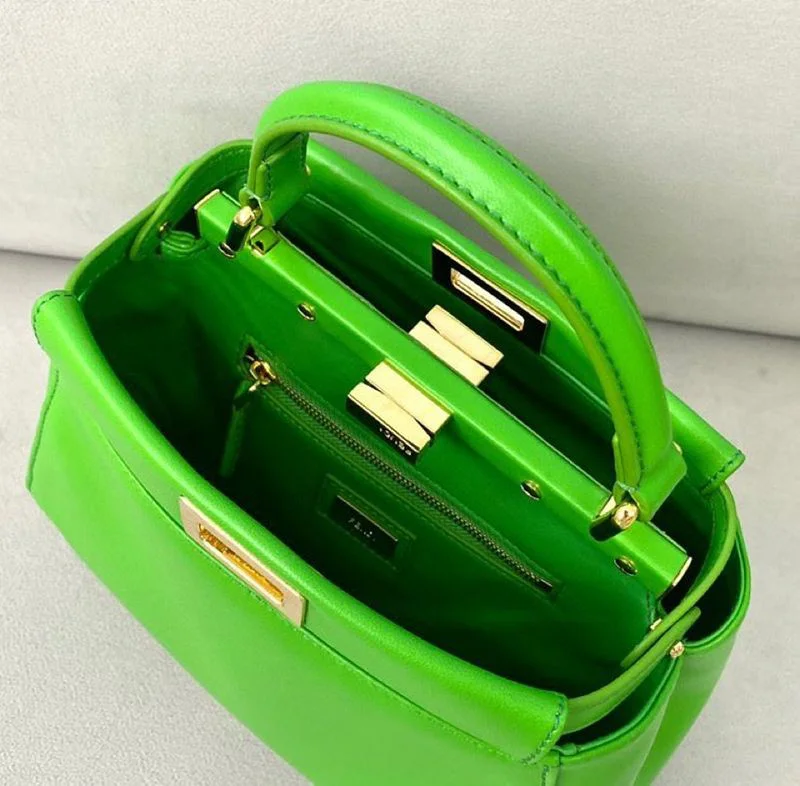 希少色フェンディ コピー ピーカブー ミニ レザー バッグ fer24035