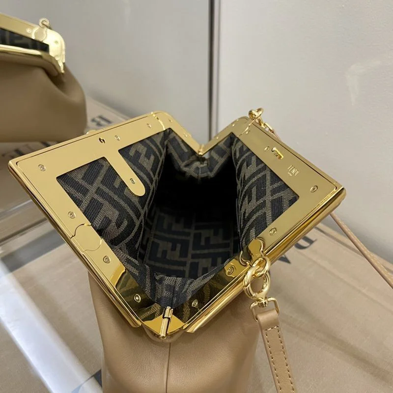 目を惹くカラーフェンディ ファースト 偽物 レザー バッグ fer55501