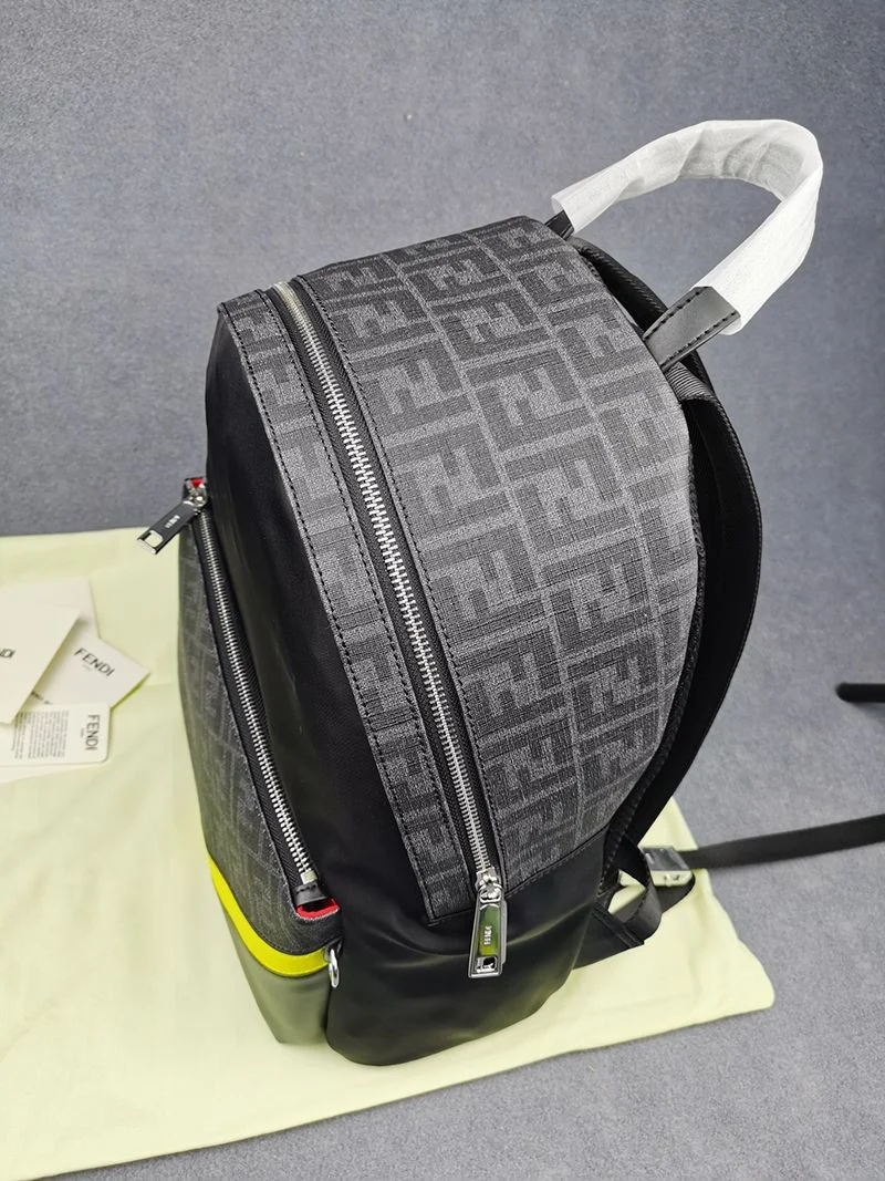 目を惹くカラーフェンディ バックパック コピー ブラックナイロン バックパック fer80147