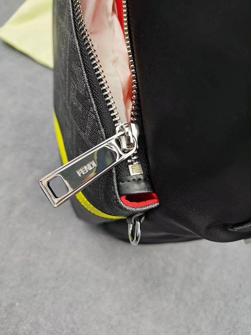 目を惹くカラーフェンディ バックパック コピー ブラックナイロン バックパック fer80147