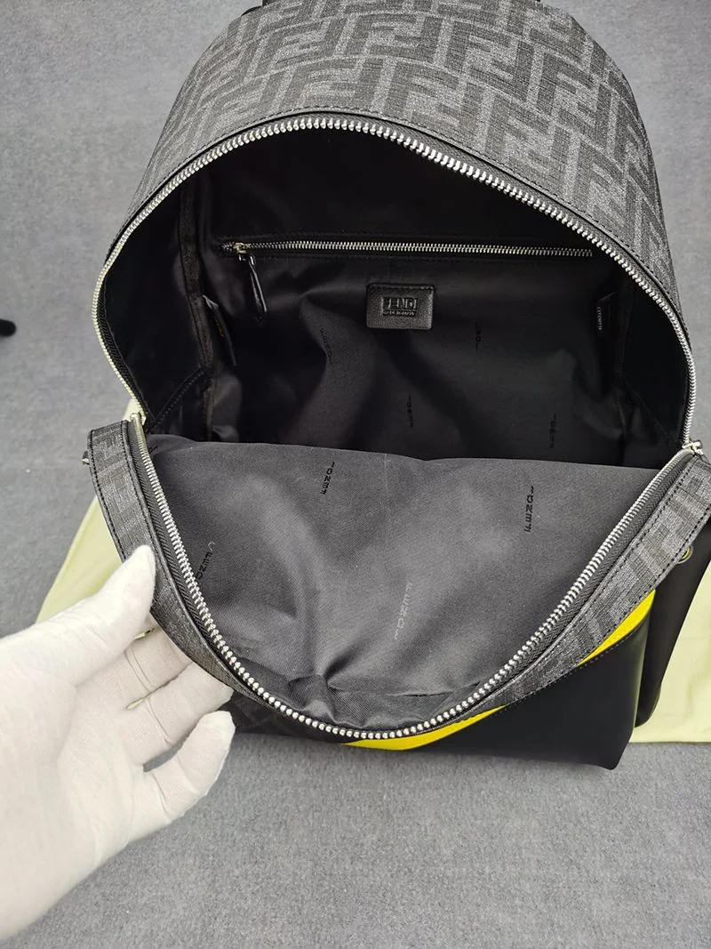 目を惹くカラーフェンディ バックパック コピー ブラックナイロン バックパック fer80147