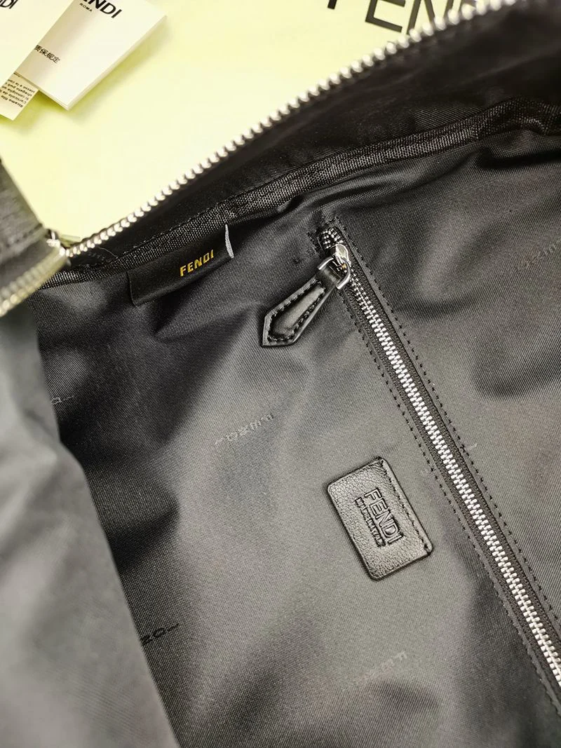 目を惹くカラーフェンディ バックパック コピー ブラックナイロン バックパック fer80147