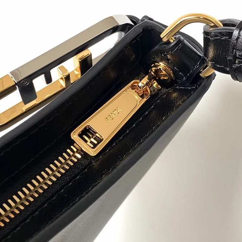 入手困難 フェンディ オーロック 偽物 スウィング レザー ポーチ fes65233