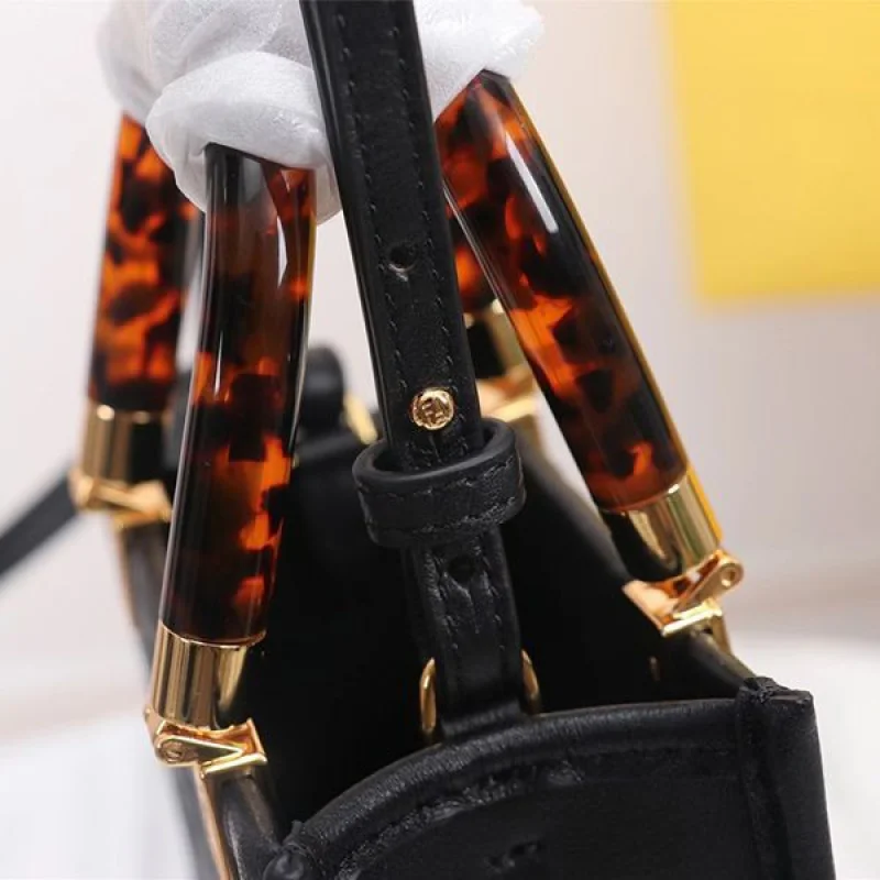 フェンディ Sunshine Shopper FF柄 レザーミニバッグ 偽物 fet50094