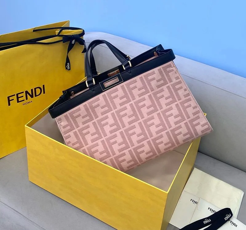 世界中で大人気♪フェンディピーカブー エックストート 偽物 FFウール バッグ feu42338