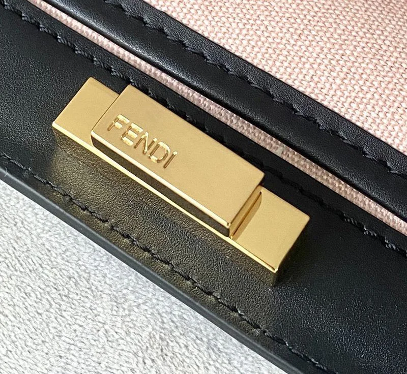 世界中で大人気♪フェンディピーカブー エックストート 偽物 FFウール バッグ feu42338