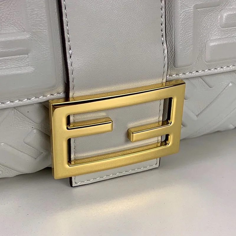 送料込フェンディ バゲット コピー FF エンボス バゲット レザーバッグ feu53381