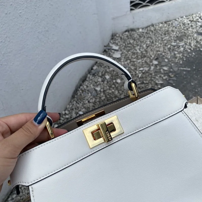 送料込フェンディ ピーカブー アイシーユー コピー スモール レザー バッグ fed71172