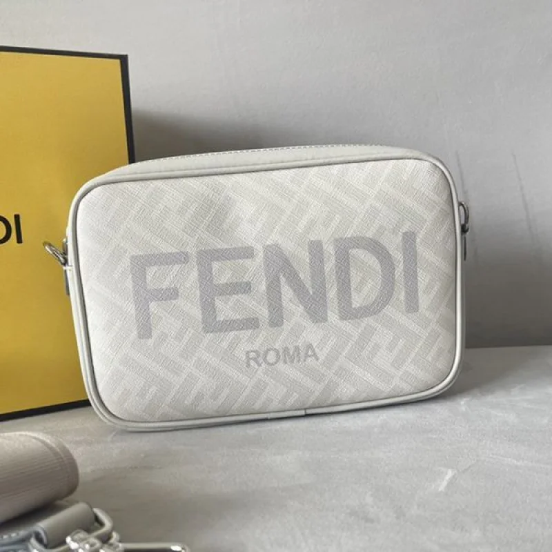 送料無料 フェンディ ROMA FFファブリック コピー カメラケース fev79683