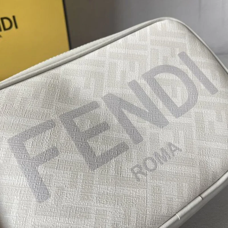 送料無料 フェンディ ROMA FFファブリック コピー カメラケース fev79683