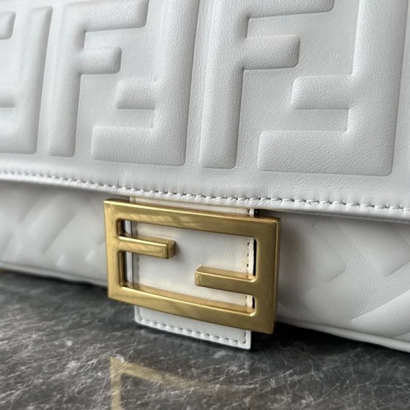 フェンディ ホワイトレザー バゲット コピー通販 ラージ ショルダーバッグ fey23095