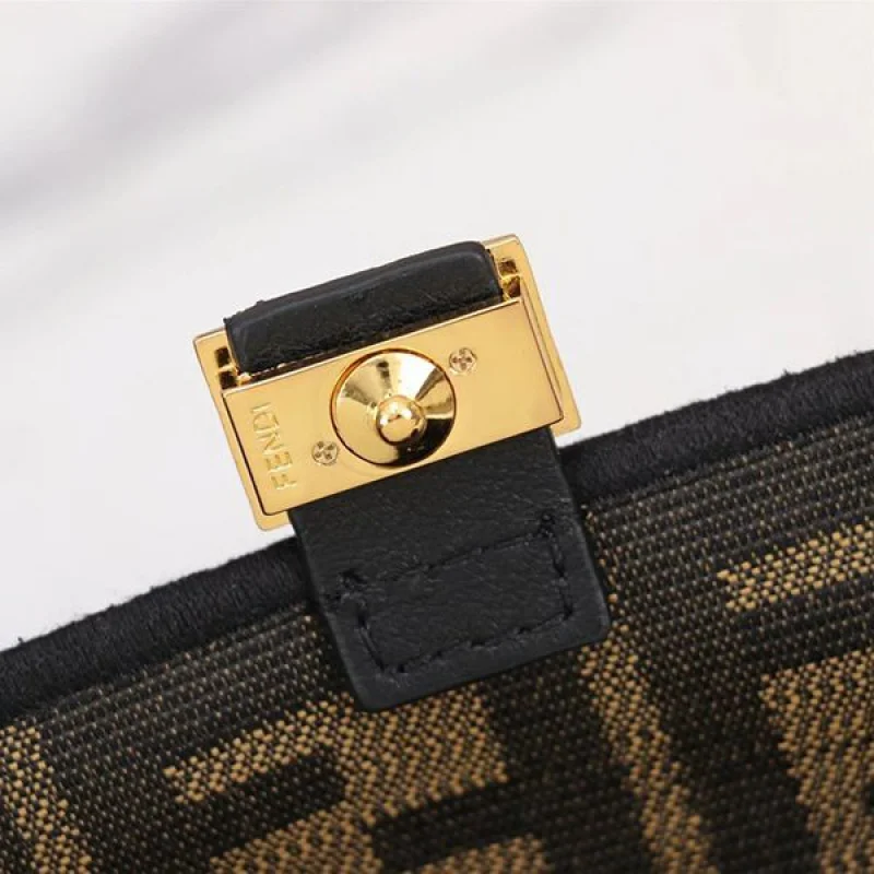 入手困難 フェンディ VERSACE コラボナノ バゲット コピー マイクロ バッグ fey71325