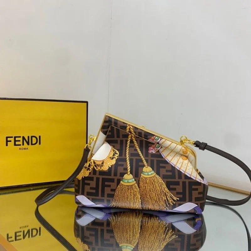 早い者勝ち♡フェンディ ヴェルサーチェ コピーフェンダーチェ コラボ ショルダーバッグ fey97423