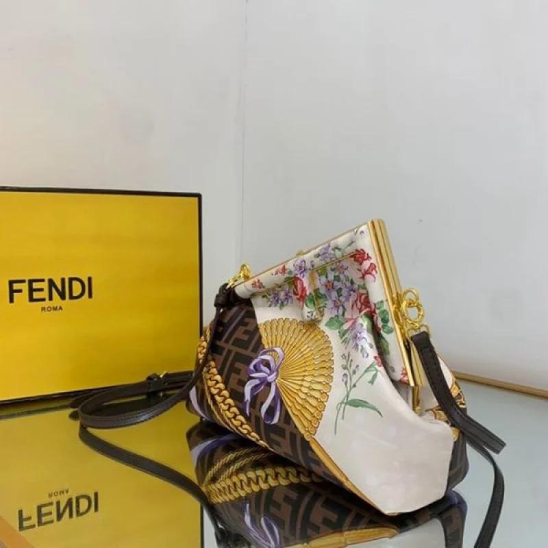 早い者勝ち♡フェンディ ヴェルサーチェ コピーフェンダーチェ コラボ ショルダーバッグ fey97423