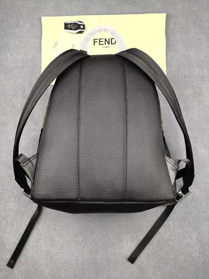 日本未入荷フェンディ バックパック 偽物 ブラックナイロン バックパック fez25036