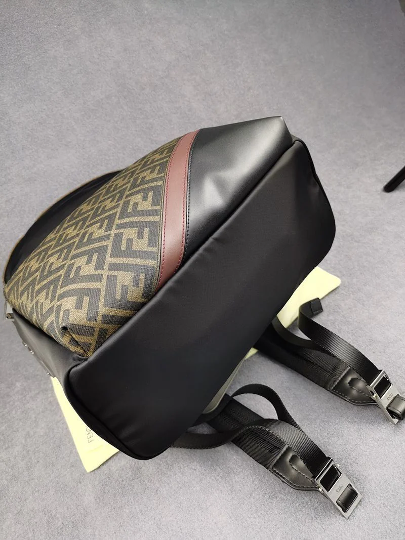 日本未入荷フェンディ バックパック 偽物 ブラックナイロン バックパック fez25036
