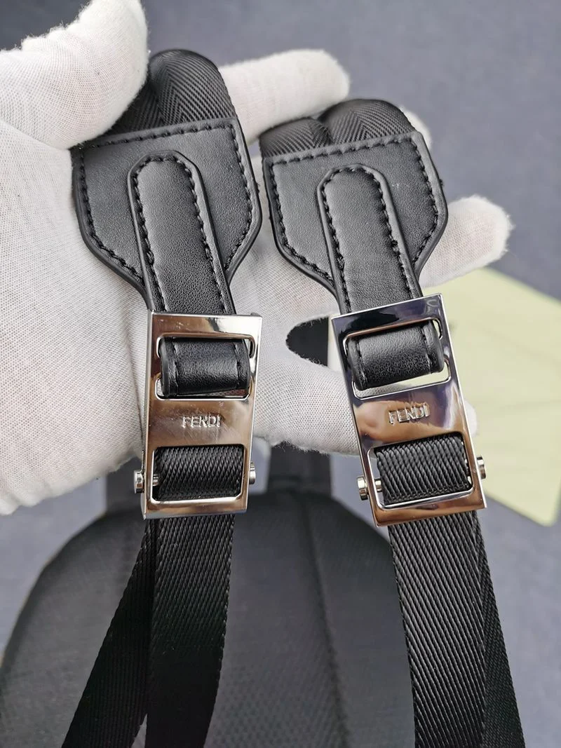 日本未入荷フェンディ バックパック 偽物 ブラックナイロン バックパック fez25036