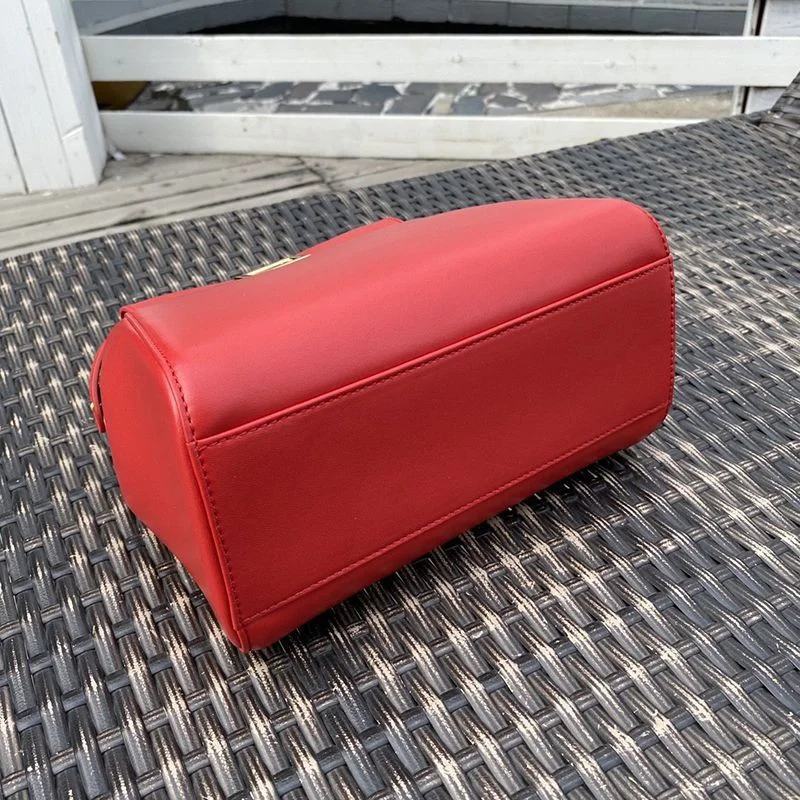 【日本未発売】フェンディ コピー ピーカブー ミニ レザー バッグ fez52096