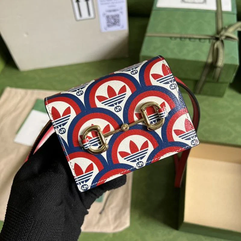 大人気コラボ アディダス×グッチ コピー ロゴ入りカードケース ショルダーバッグ 702248UWLBG4169