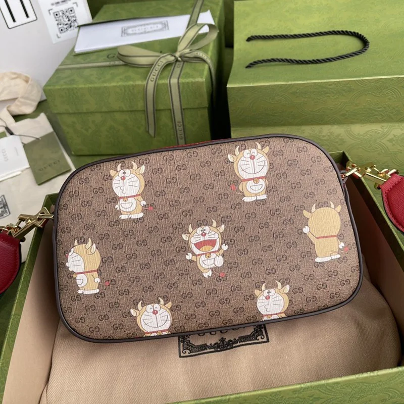 完売必至 ドラえもん×グッチ偽物 プリントGGボディバッグ2021年 ポップアップ gux84236