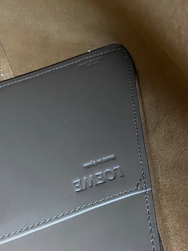 日本未入荷ロエベ ショルダーバッグ 偽物 ベルリンゴ グレインカーフ ラージ B702A19X06