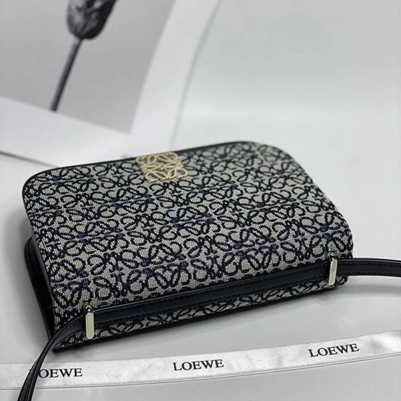 大人気!!新作 ロエベ アナグラム コピージャカード ショルダーバッグ loc10328