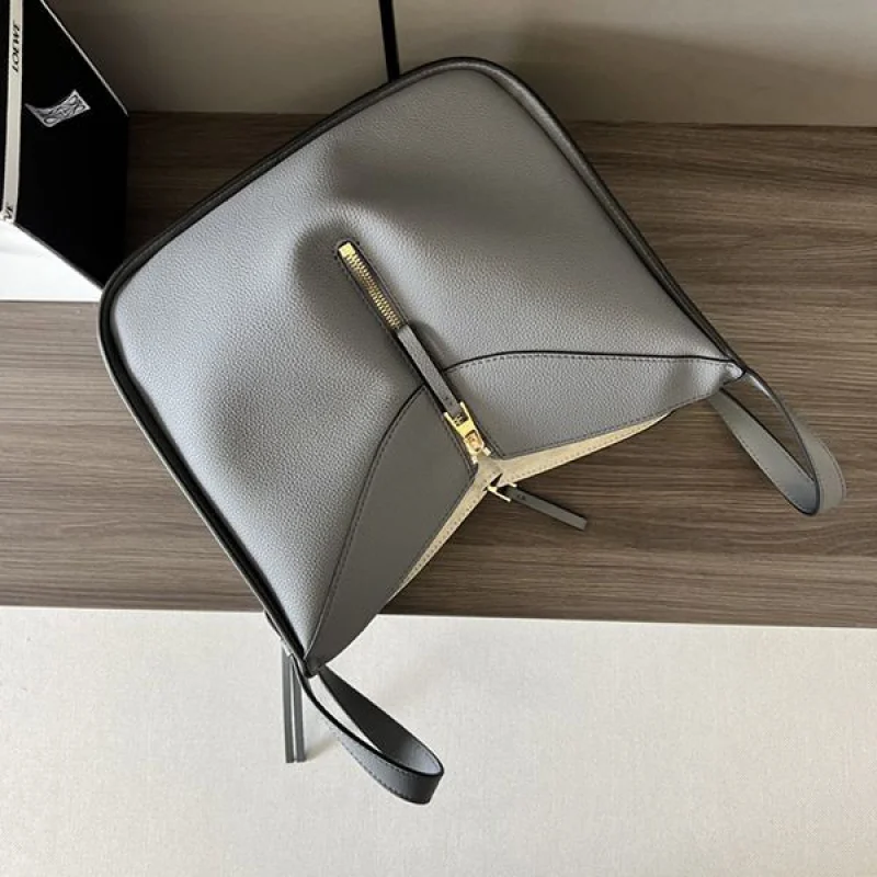 ロエベ ハンモック コピー Hammock Small Bag Lapistal スペチアーレ lol37678