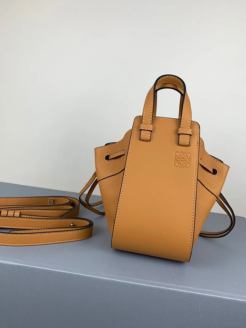 完売必至ロエベ ハンモック 偽物 ドローストリング ショルダーバッグ lot31315