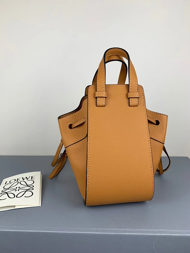 完売必至ロエベ ハンモック 偽物 ドローストリング ショルダーバッグ lot31315
