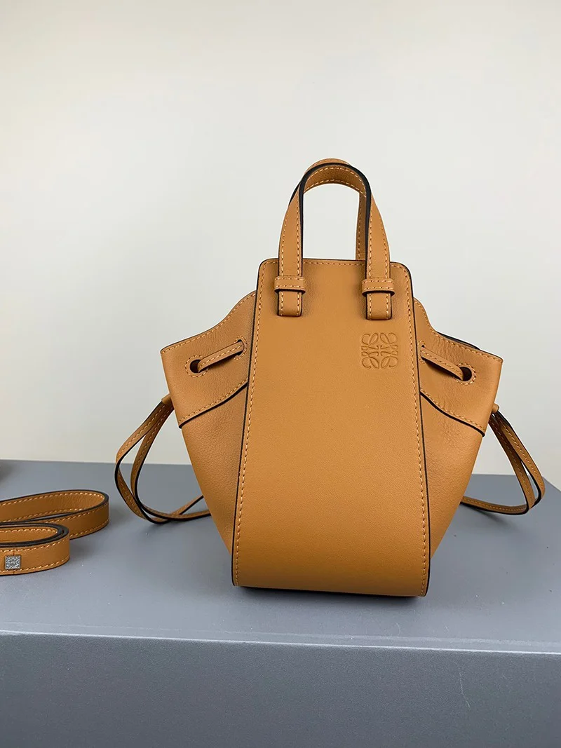 完売必至ロエベ ハンモック 偽物 ドローストリング ショルダーバッグ lot31315