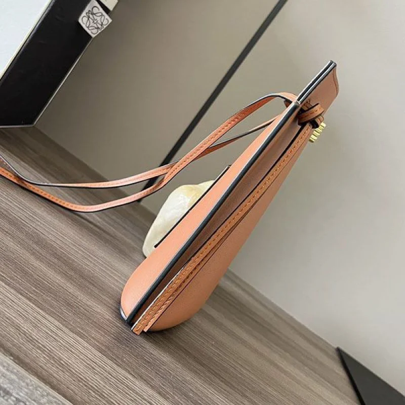 使い勝手良し ロエベ アナグラムレザーショルダーバッグ コピー lov95292