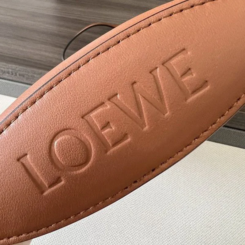 使い勝手良し ロエベ アナグラムレザーショルダーバッグ コピー lov95292