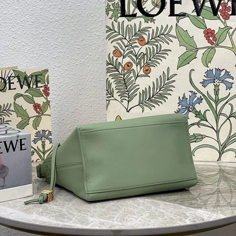セール新作22AW ロエベ キュービィバッグ ラージ グレインカーフ コピー loy91831