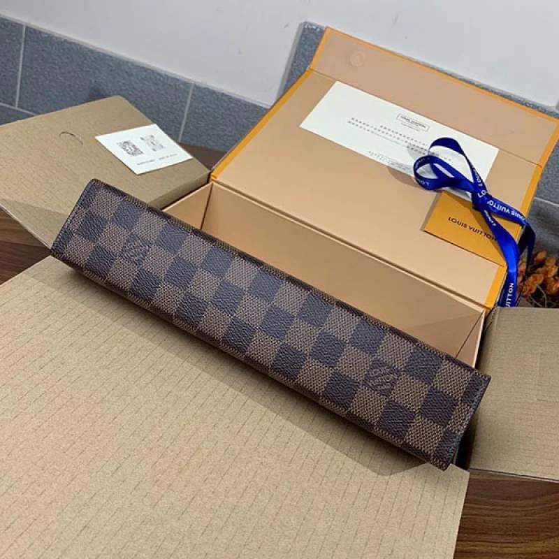 ルイヴィトン クラッチバッグ 偽物 ポシェット ヴォワヤージュ MM LV20322