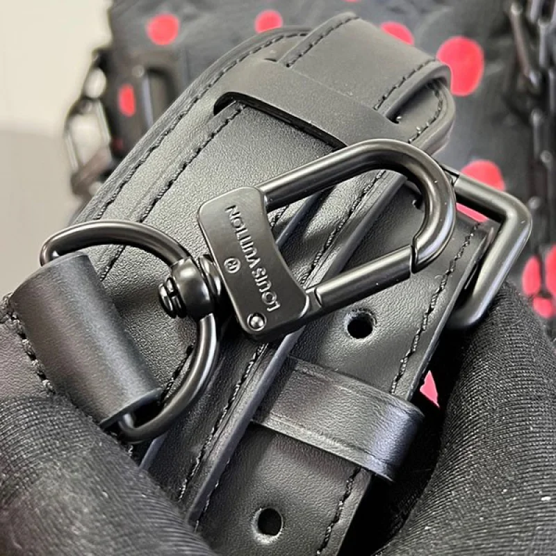 ルイヴィトン × YK 草間彌生 コラボ LOCK IT バッグ コピー 黒赤 たっぷり収納 M21676