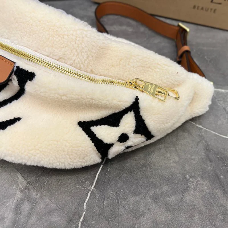 大人気!ルイヴィトン モノグラム テディ バムバッグ コピー★もこもこ ボディバッグ M55425
