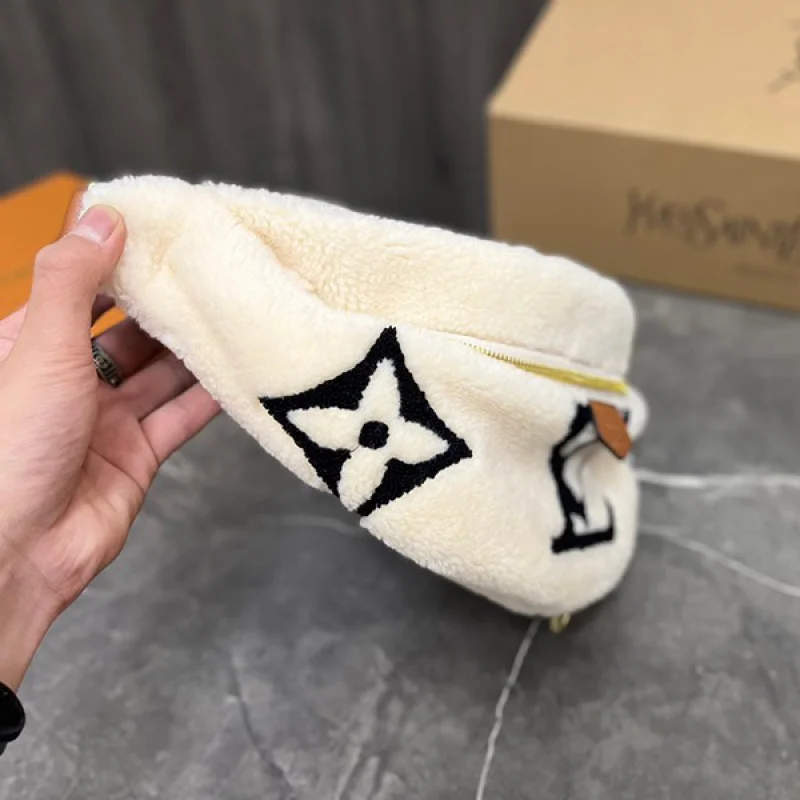 大人気!ルイヴィトン モノグラム テディ バムバッグ コピー★もこもこ ボディバッグ M55425