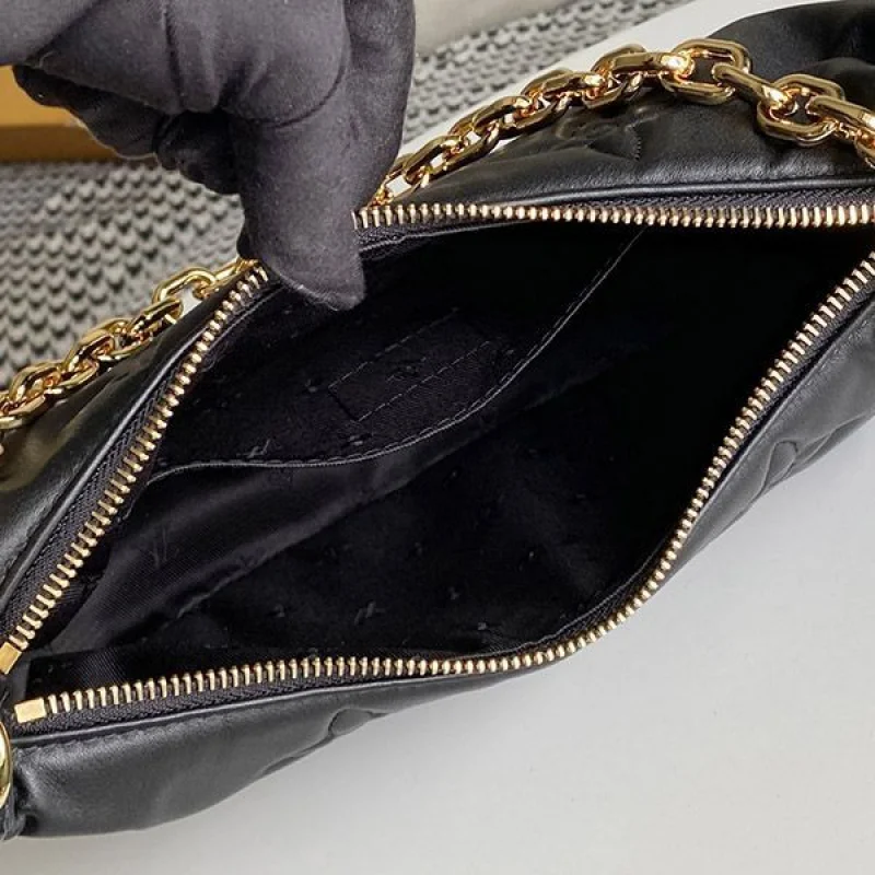 入手困難ルイヴィトン オーバー ザ ムーン ショルダーバッグ 偽物 M59799 富岡佳子さんの愛用