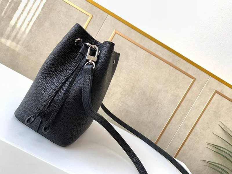 入手困難ルイヴィトン ナノ ロックミーバケット コピー ロックミー ショルダーバッグ M68709