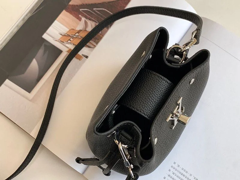 入手困難ルイヴィトン ナノ ロックミーバケット コピー ロックミー ショルダーバッグ M68709