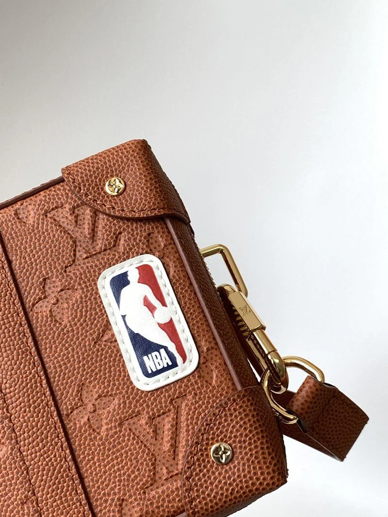 入手困難!ルイヴィトン NBAコラボ ソフトトランク コピー ショルダーバッグ M80549